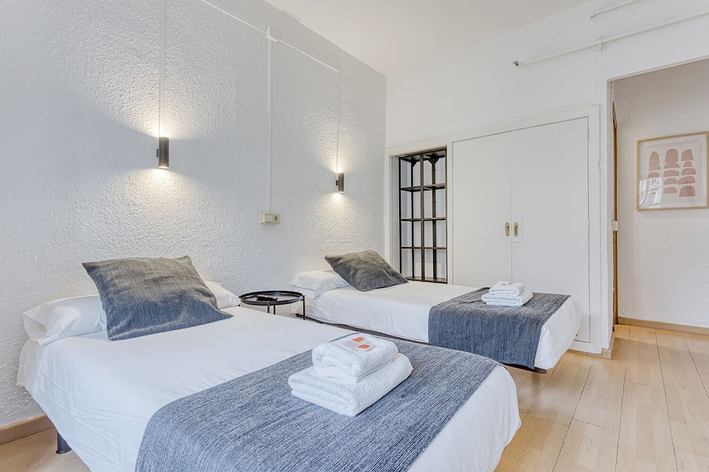 Basic Double Room, 2 Twin Beds, Non Smoking, City View photo 2