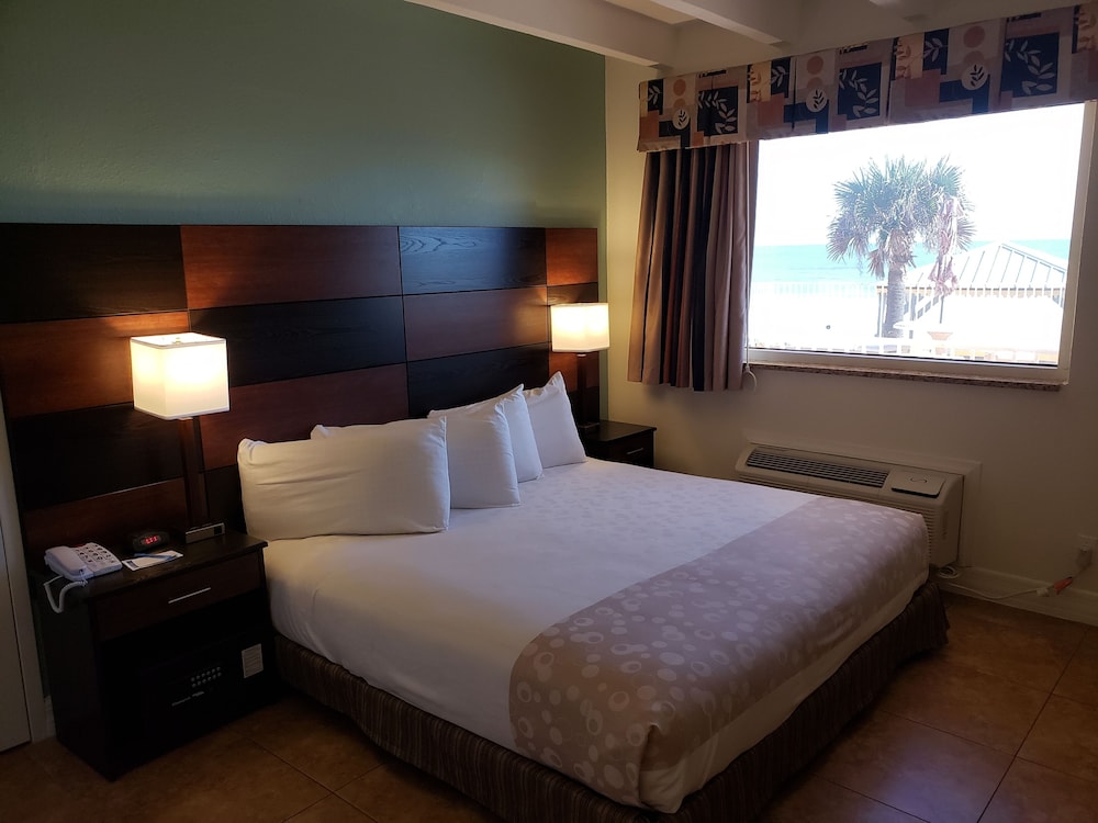 Standard Room, 1 King Bed, Accessible, Ocean View photo 1