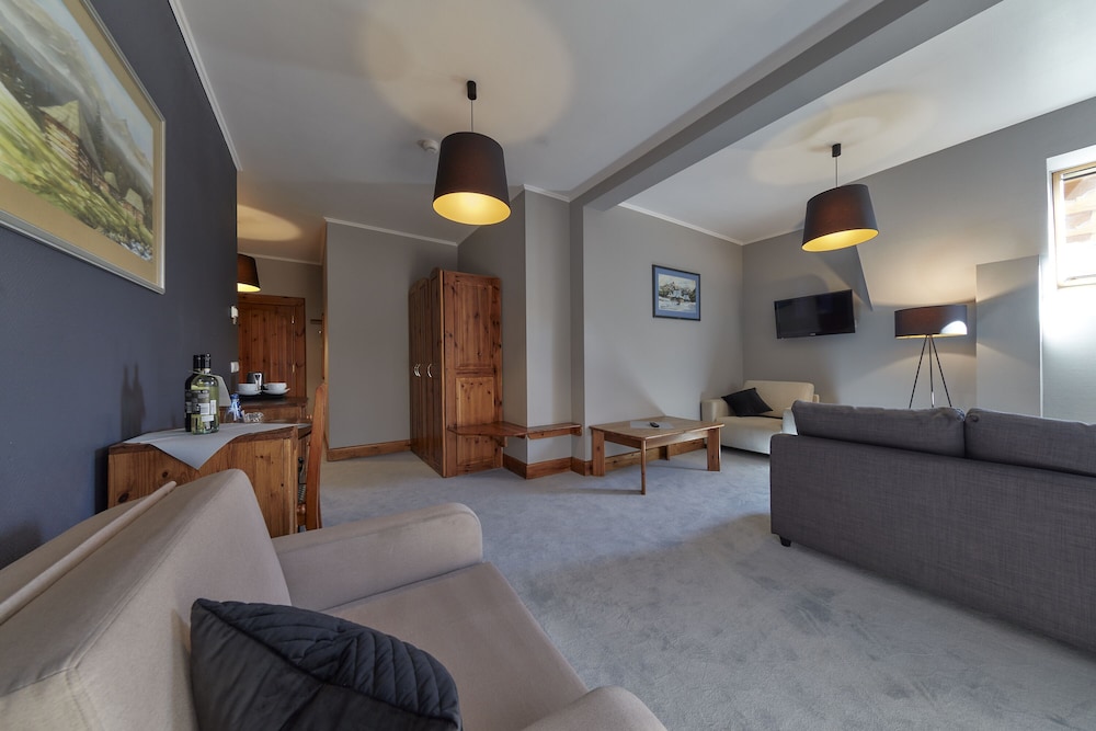 Suite, 1 Queen Bed, Balcony