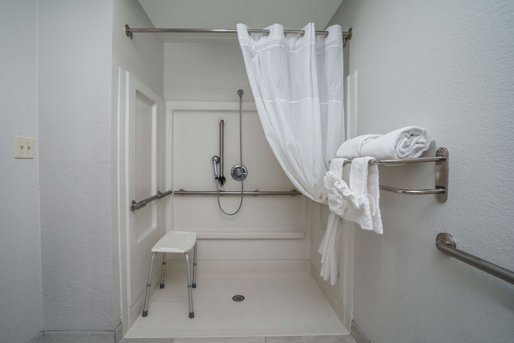 Standard Room, 1 King Bed, Accessible, Non Smoking photo 2