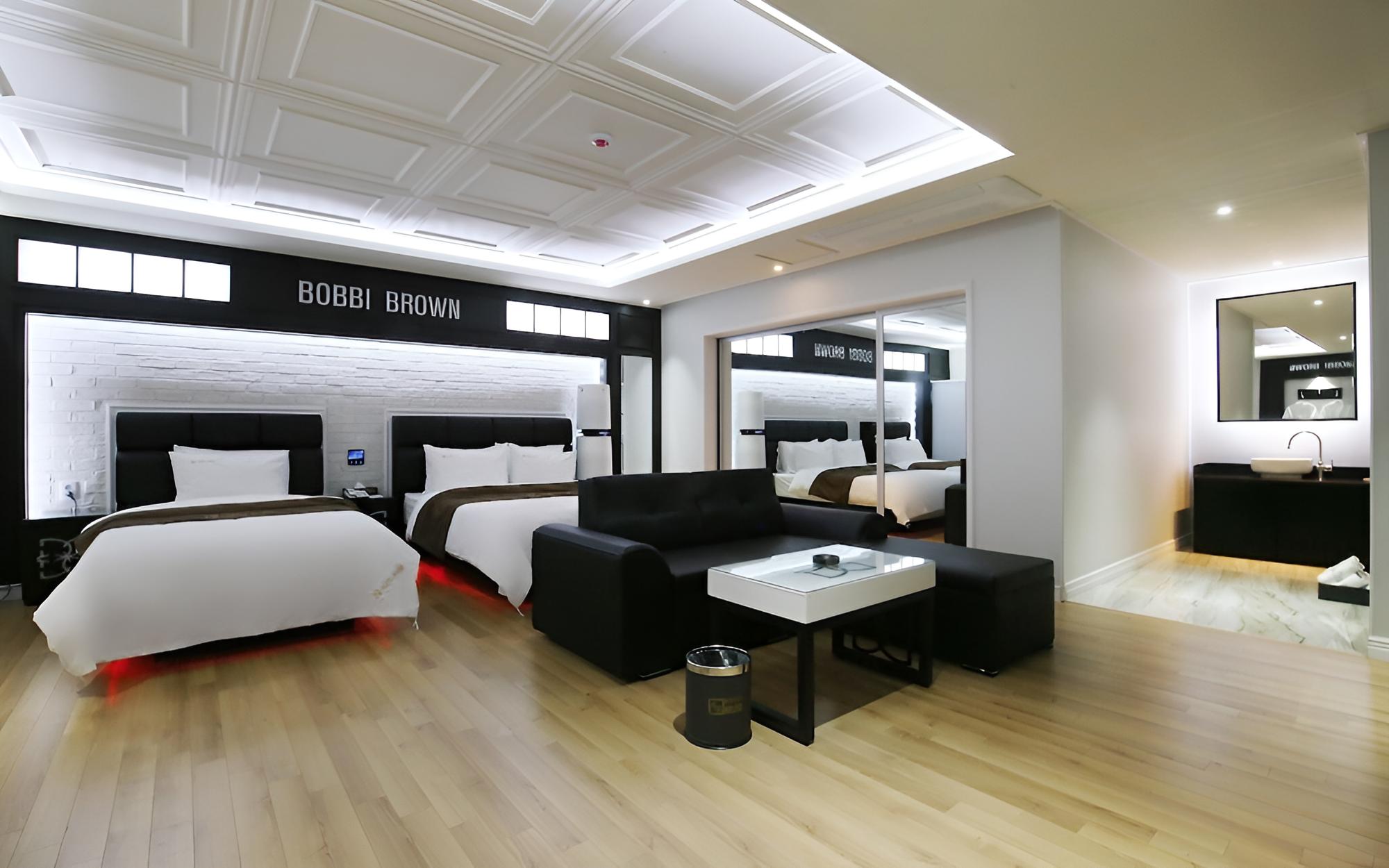 Room (Suite (8264  Netflix available)) photo 2