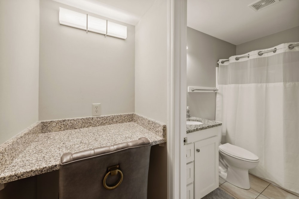 Condo, 2 Bedrooms photo 3