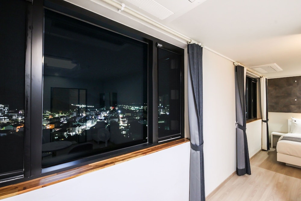 Suite - Photo 17