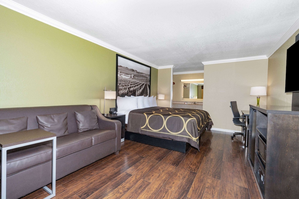 Superior Room, 1 King Bed, Smoking photo 2