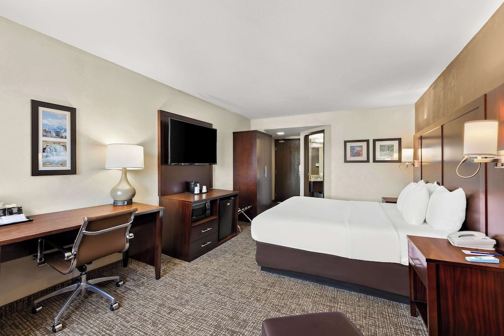 Suite, 1 King Bed, Non Smoking photo 2