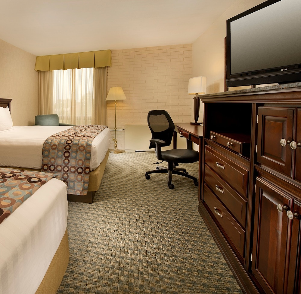 Standard Room, 2 Queen Beds - Photo 2