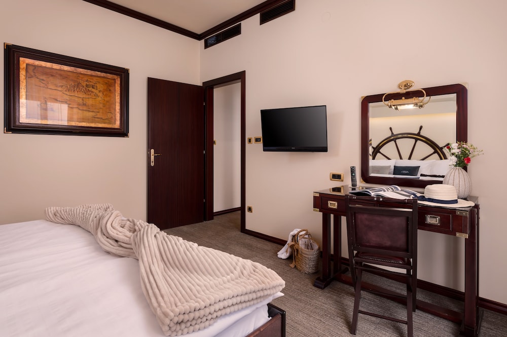 Family Suite, 1 King Bed, Balcony, Sea View photo 3