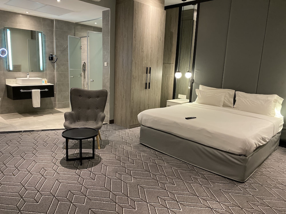 Suite, Pool View - Photo 13