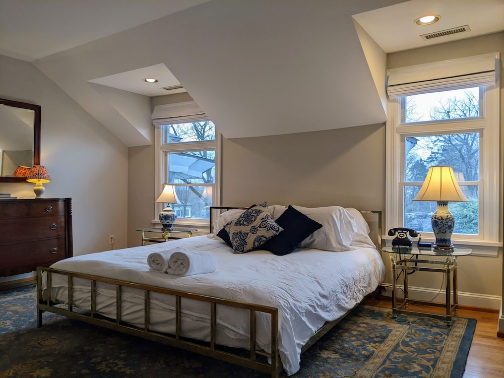 Honeymoon Suite, 1 King Bed, Jetted Tub, Pool View