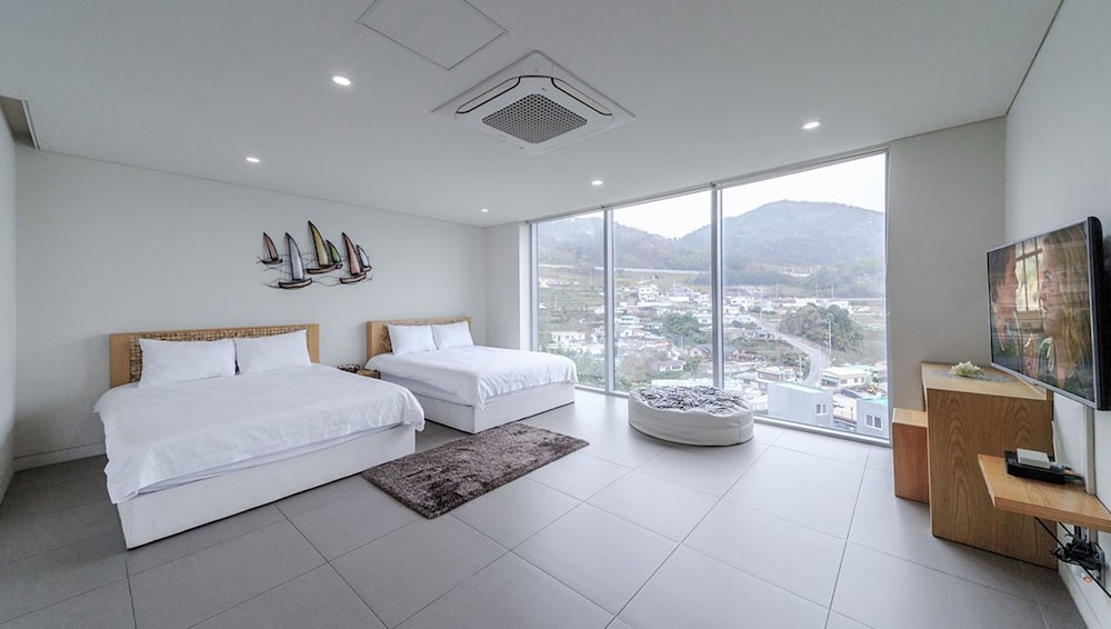 Mint 302 photo 1