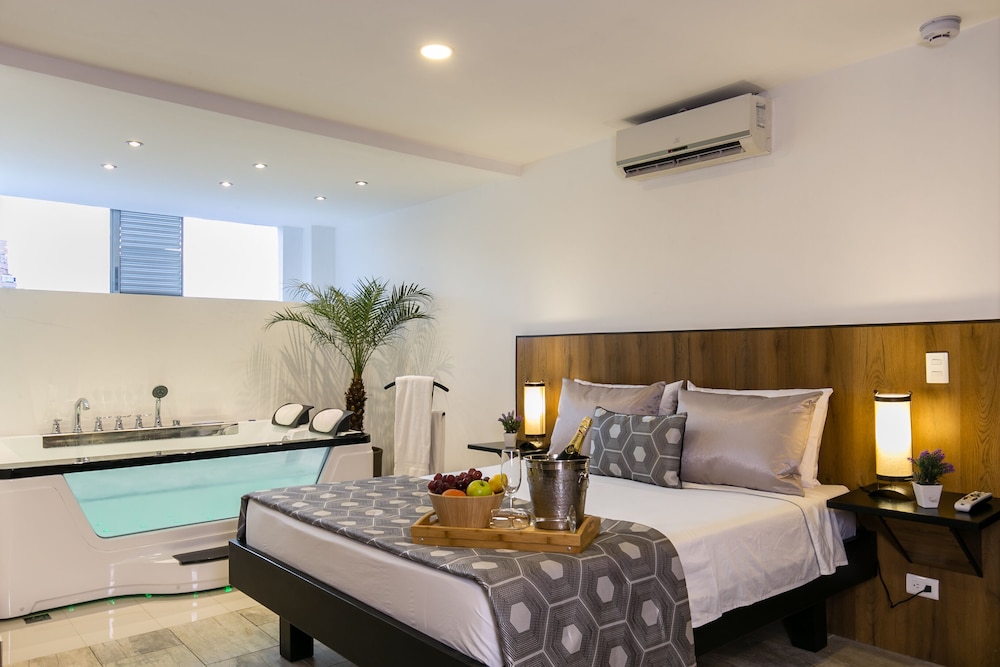 Room with jacuzzi and kitchen photo 1