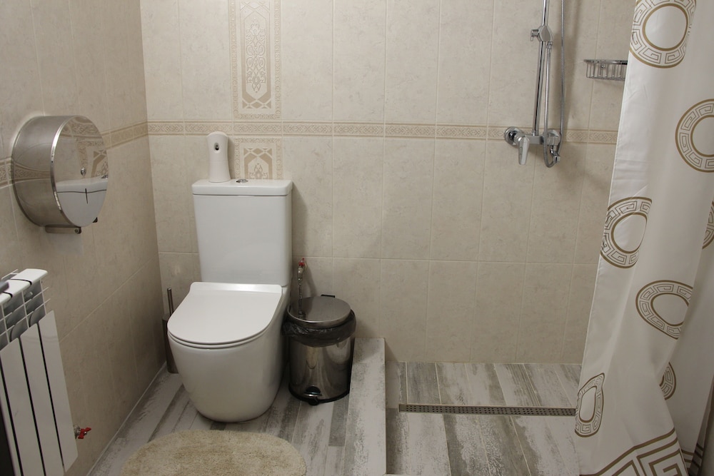 Classic Triple Room, Shared Bathroom photo 3