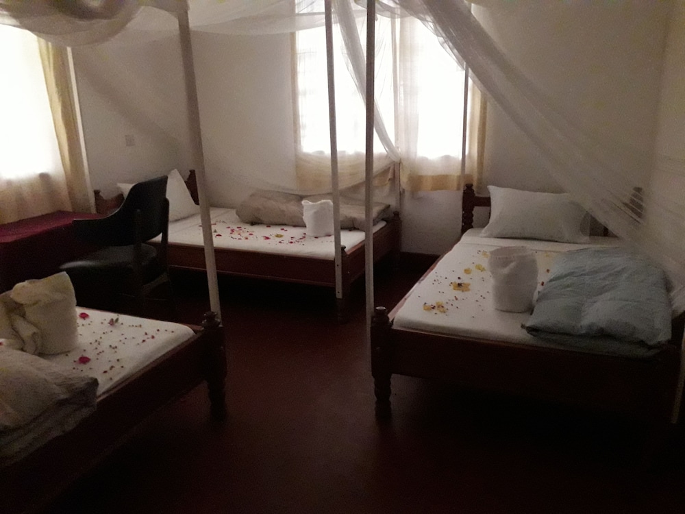 Standard Triple Room, 3 Twin Beds, Ensuite, Garden View photo 2