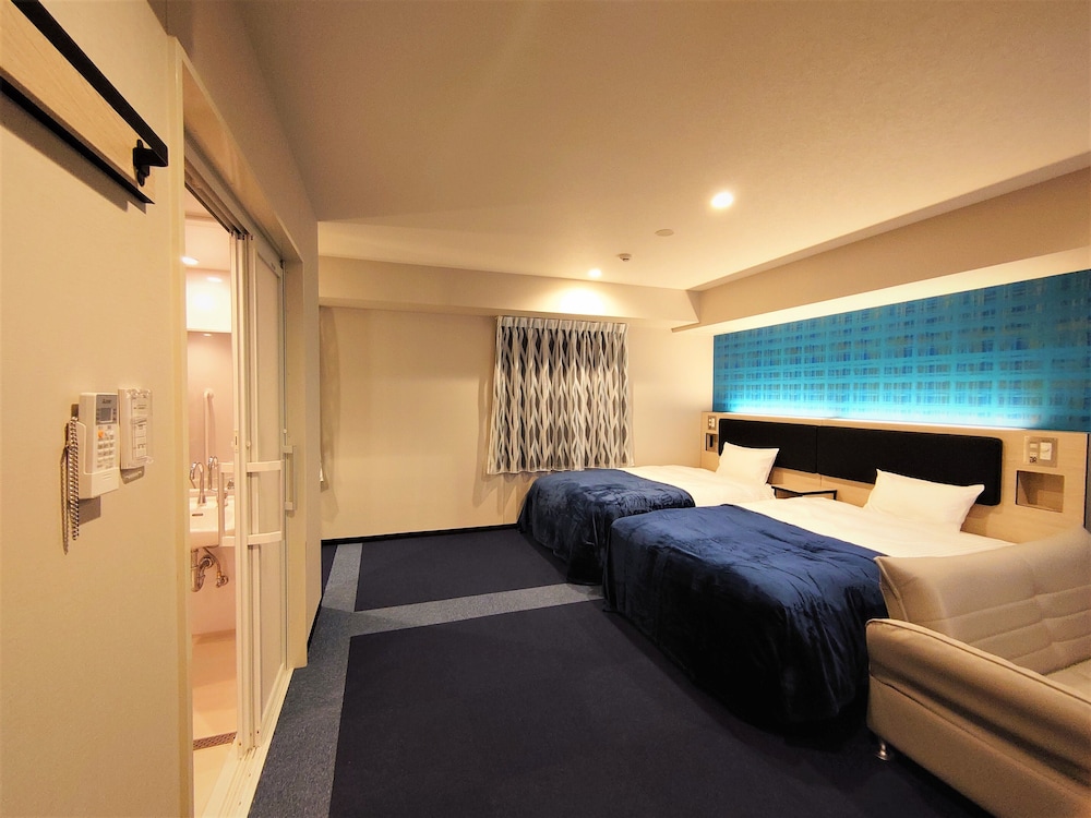 Universal Twin Room, 2 Double Beds and 1 Sofa Bed, Non Smoking photo 3