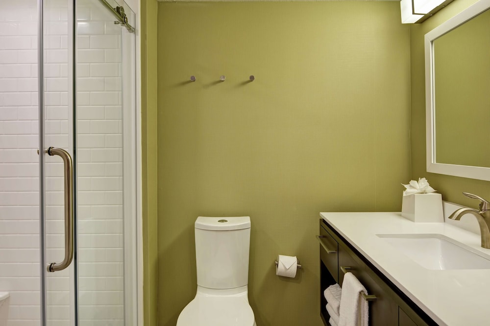 Available room thumbnail 5