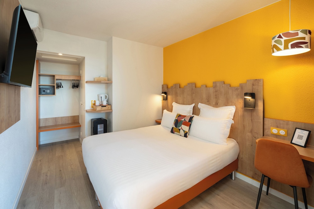 Standard Room, 1 Queen Bed, Non Smoking - Photo 5