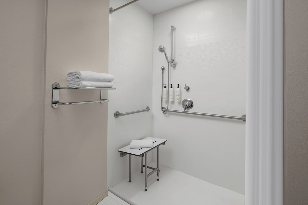 Suite, 1 Bedroom (Mobility/Hearing Access, Roll-In Shwr) photo 1