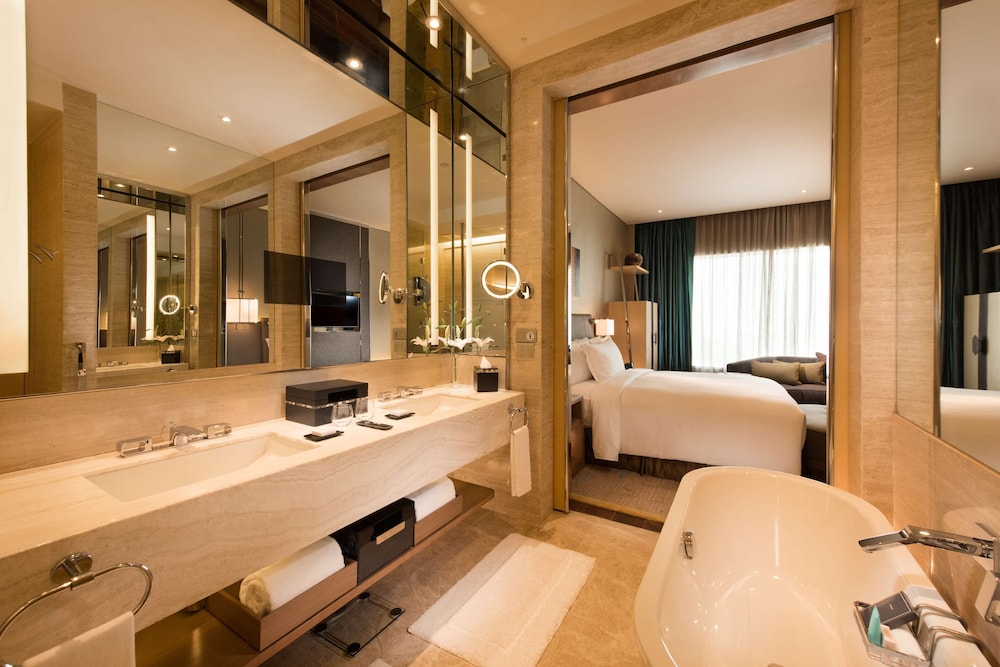 Deluxe Room, 1 King Bed photo 3