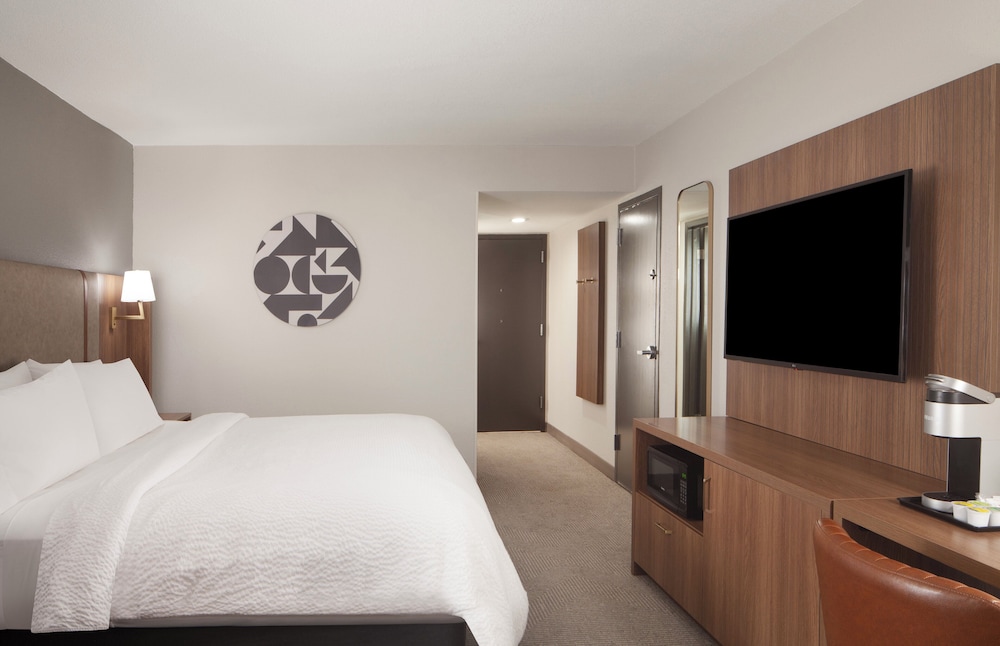 Standard Room, 1 King Bed, Accessible Bathtub (Communications) - Photo 4