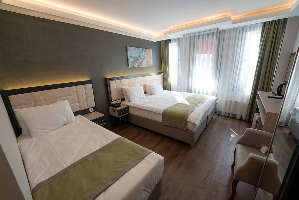 Deluxe Triple Room photo 2