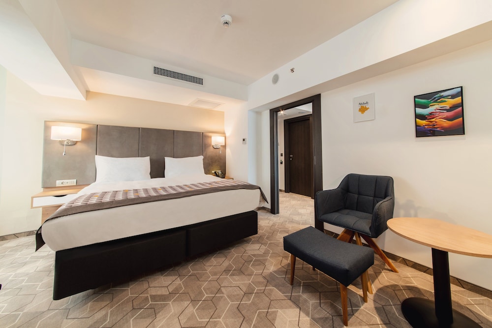 Suite, 1 King Bed, City View (Sunrise View) photo 3