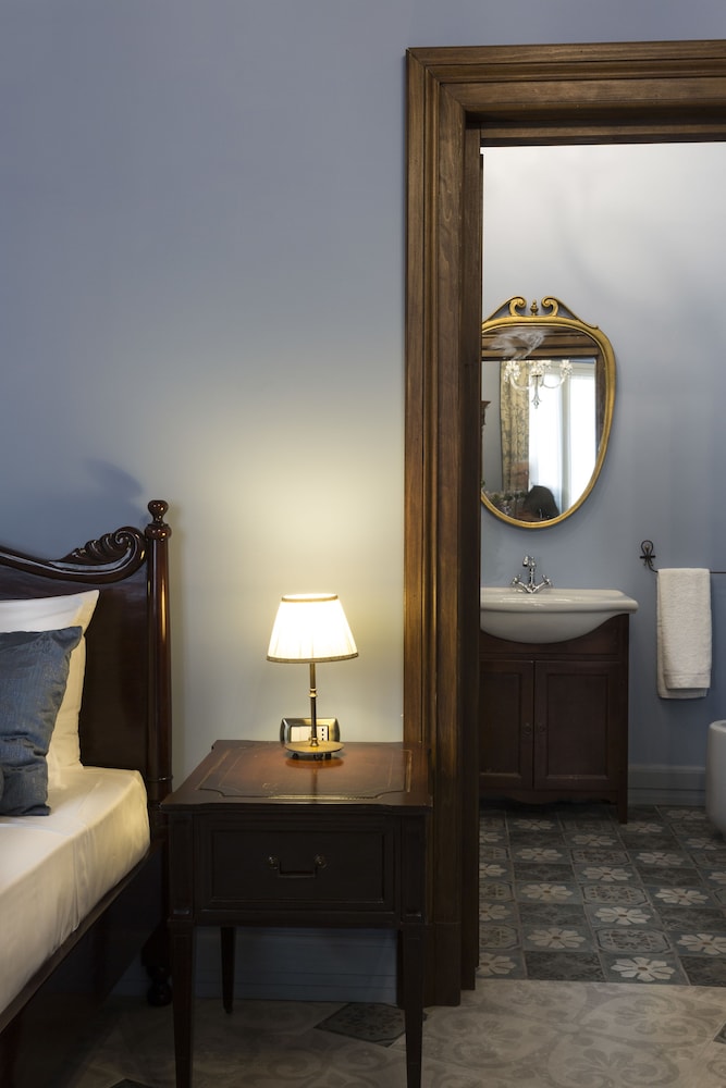 Deluxe Suite, 1 Queen Bed, Non Smoking, City View (Suite della Torre) photo 2