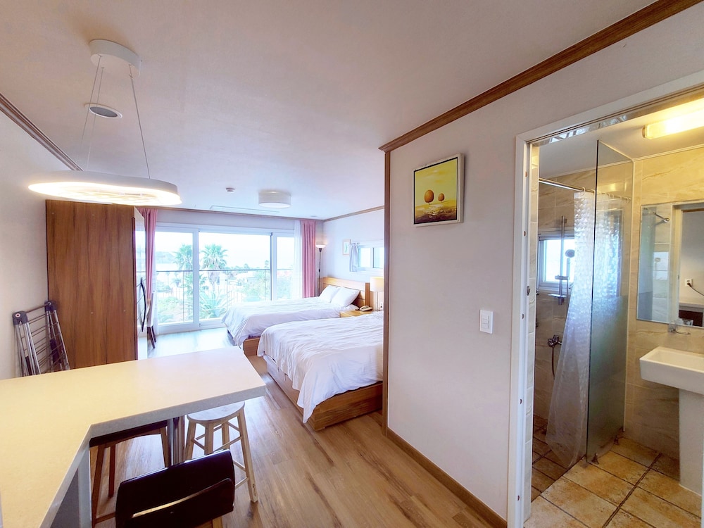 Deluxe Studio Suite, 2 Queen Beds, Ocean View