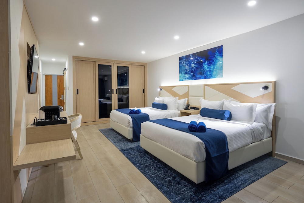 Standard Room, 2 Queen Beds, Garden View photo 3