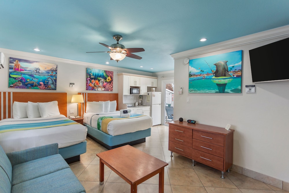 Bay Front with Balcony Suite: 2 Double Beds and 1 Sleeper Sofa - Photo 1