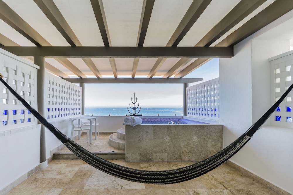 Honeymoon Oceanfront Suite With Jacuzzi