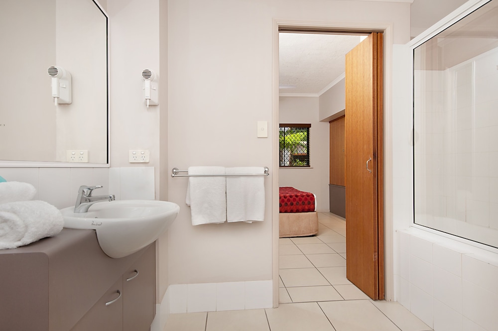 Deluxe Room One Bedroom. Pool View - Non Serviced