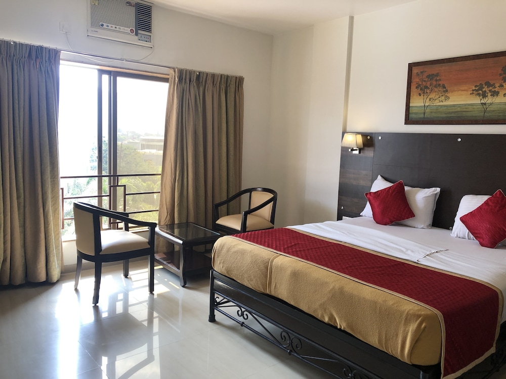 Signature Room, 1 Queen Bed, Pool View photo 1