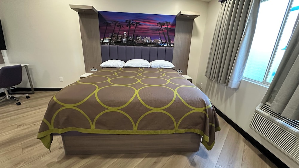 King Bed, Jetted Tub photo 1