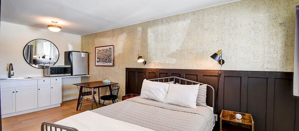 Room, 1 Queen Bed, Refrigerator & Microwave