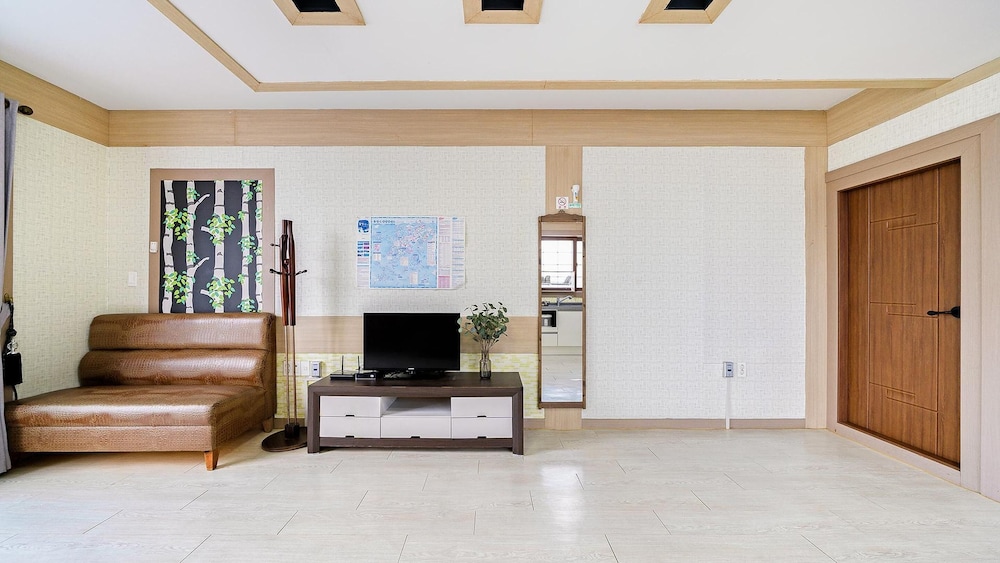 Basic Room, 1 Bedroom (102(Oceanview)) - Photo 6