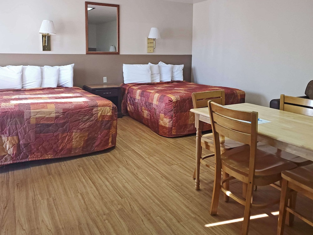 Room, Multiple Beds, Non Smoking, Ground Floor (Efficiency, 3 Queen Beds, No Pets) photo 2