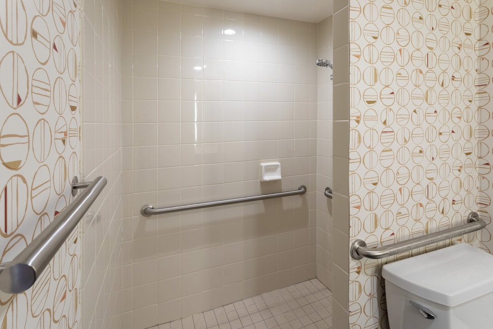 Standard Room, 1 Queen Bed, Accessible (Communications) - Photo 4