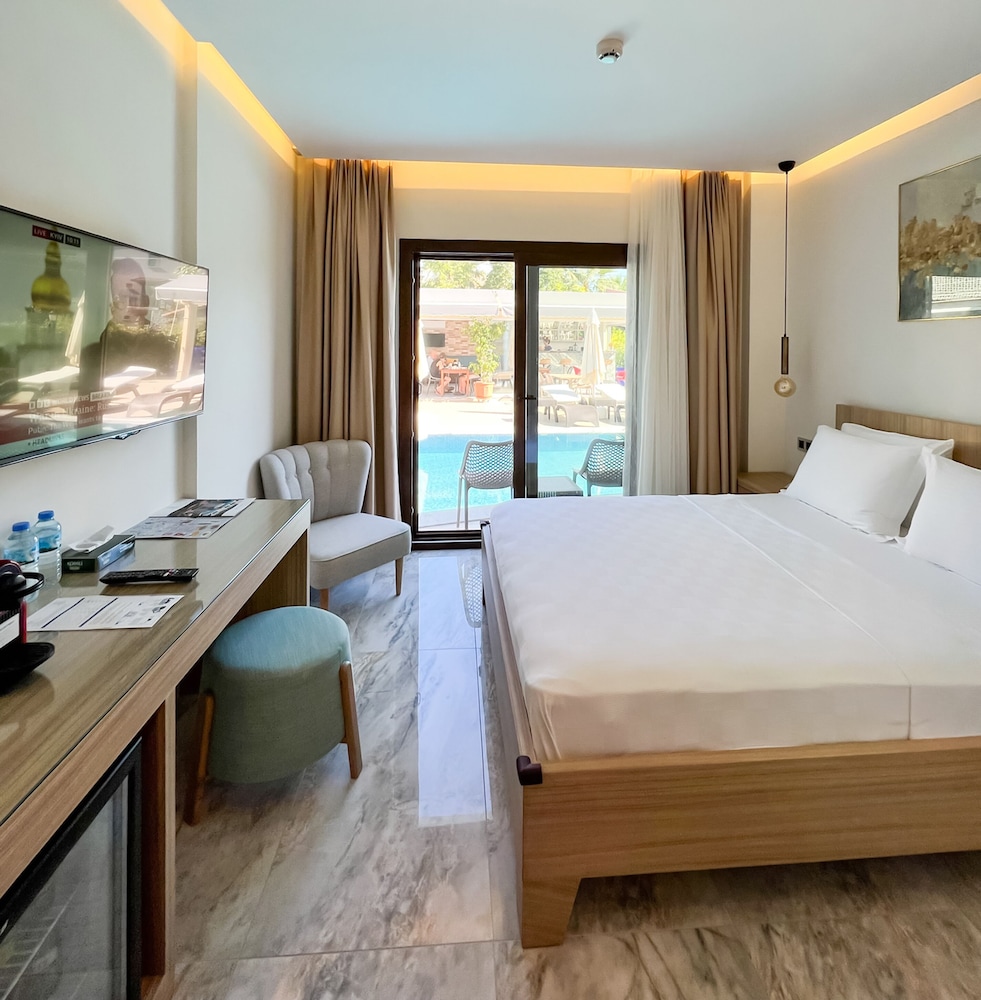 Deluxe Room, 1 Queen Bed, Non Smoking, Pool View