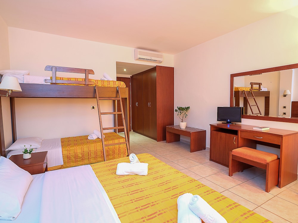 Quadruple Room, Pool View photo 3
