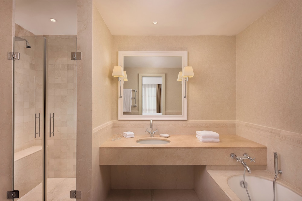 Executive Room, 1 King Bed, Courtyard View thumbnail 5