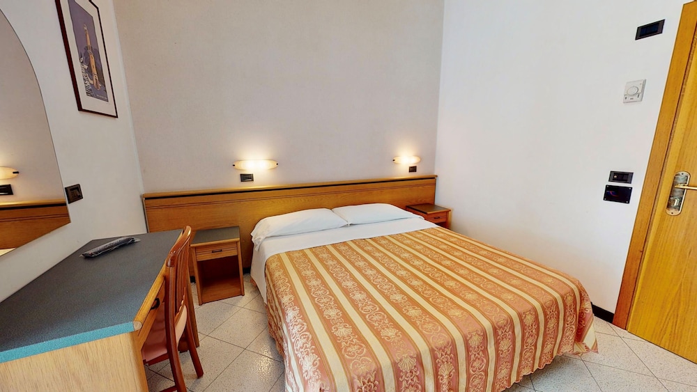 Family Quadruple Room, 2 Bedrooms, Balcony photo 2