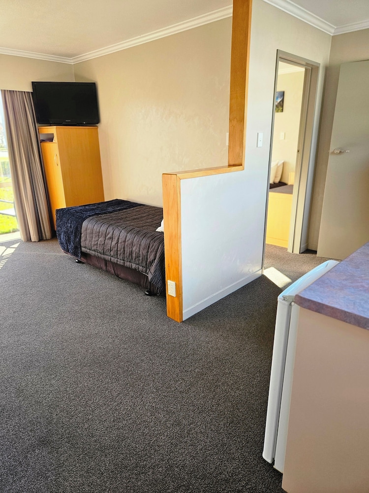 Standard Suite, 1 Queen Bed, Garden View photo 2