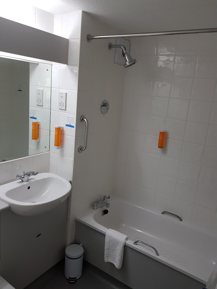 Room, Multiple Beds, Non Smoking - Photo 4