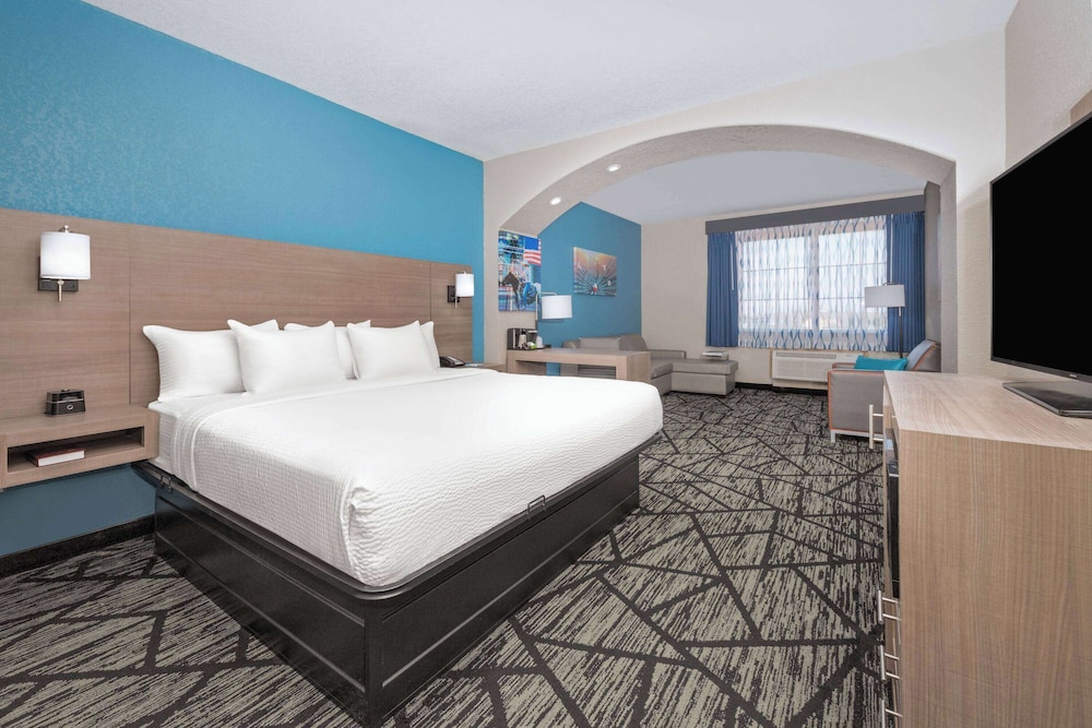 Deluxe Room, 1 King Bed, Non Smoking - Photo 8