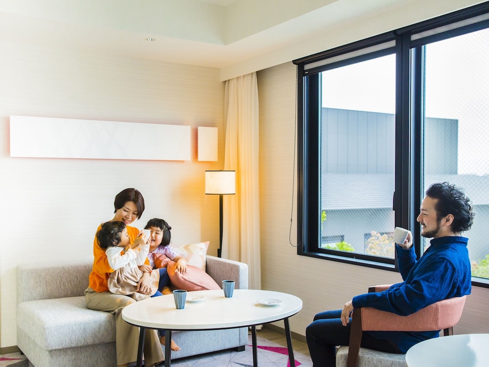 Suite, 1 King Bed, Bathtub - Photo 2