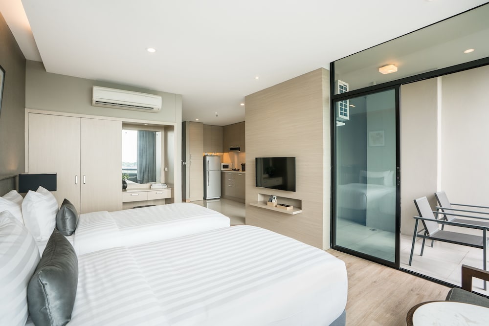Deluxe City View Room with Kitchenette - Photo 3