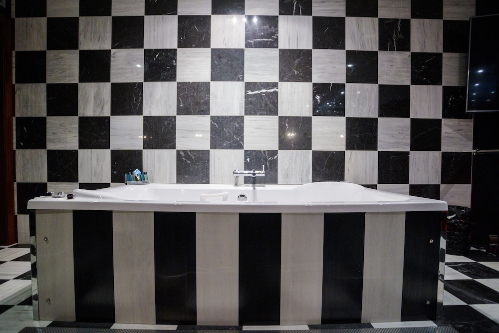 Presidential Suite, Jetted Tub