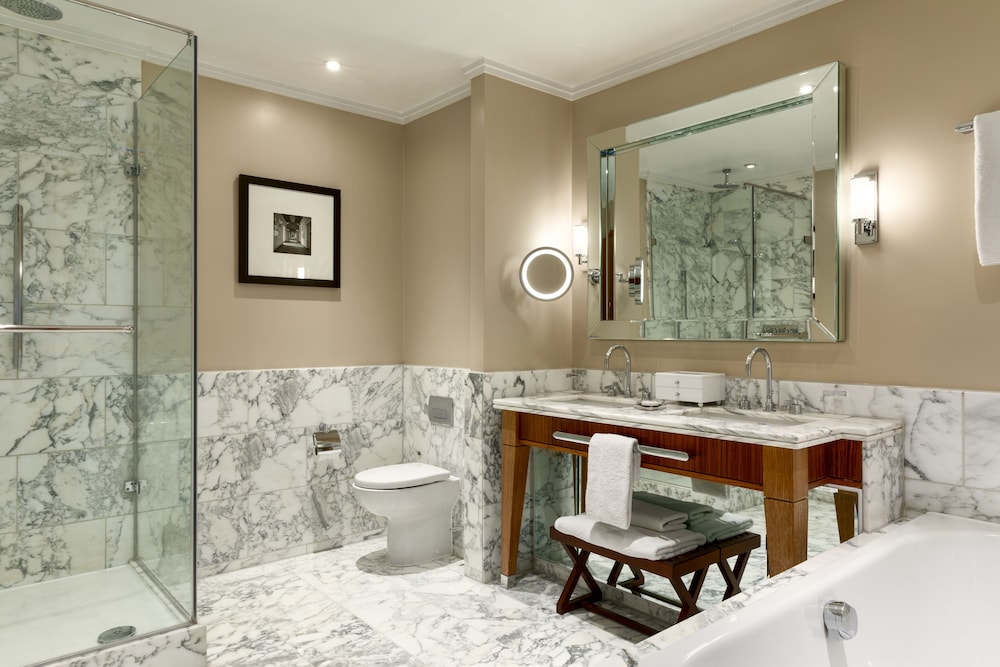 Grand Suite, 1 King Bed (Grand Junior, Chambers Club)