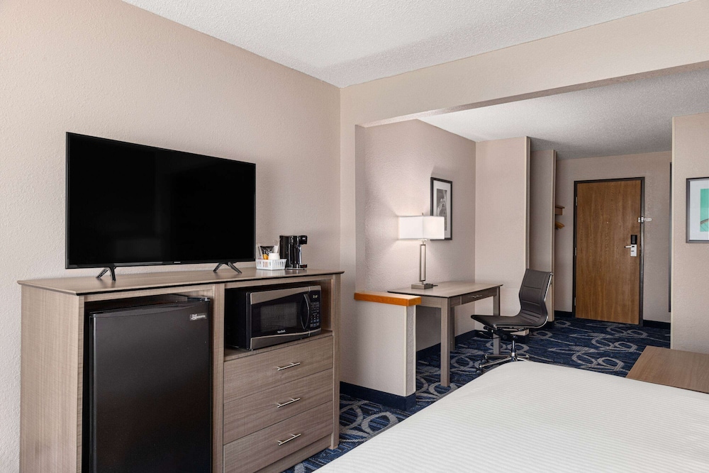 Studio Suite, 1 King Bed, Non Smoking - Photo 2