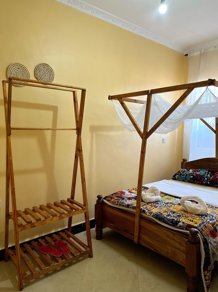 Basic Single Room, 1 Twin Bed, Smoking, Private Bathroom